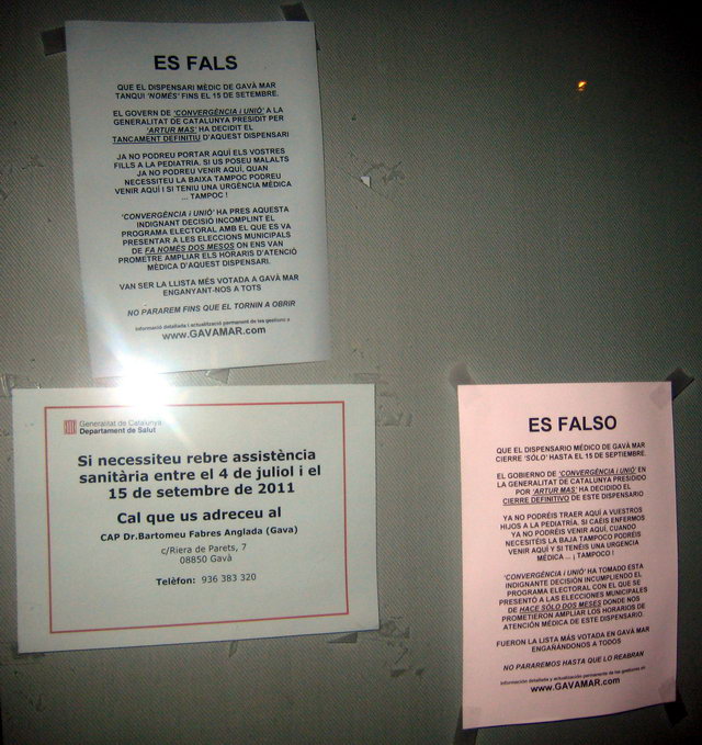 Cartells que corregeixen la informaci del cartells penjats al dispensari mdic de Gav Mar informant del seu tancament NOMS fins el 15 de setembre 2011
